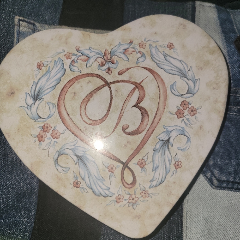Brighten metal heart shaped tin.(empty)